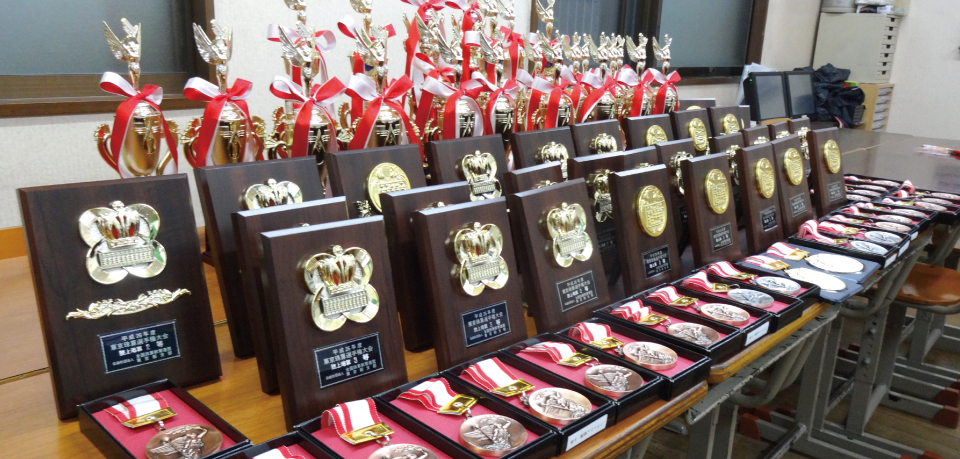 珠算大会のトロフィー、盾、メダル