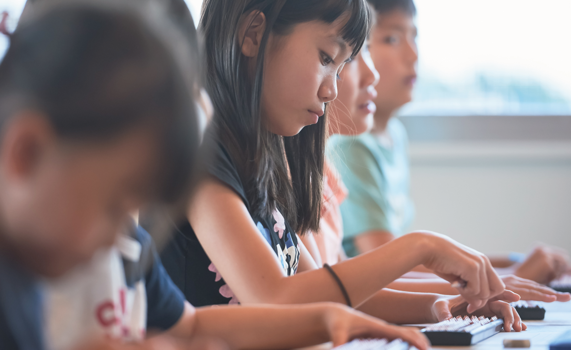 珠算授業中の塾生たち