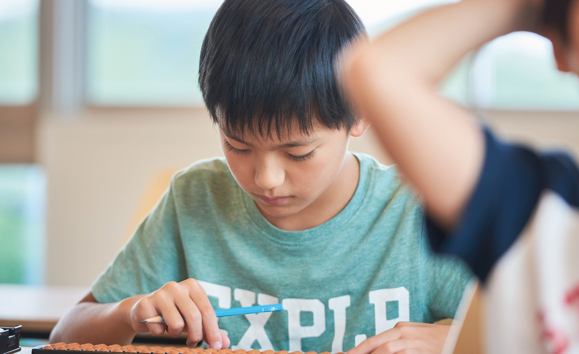 そろばんを弾く男の子