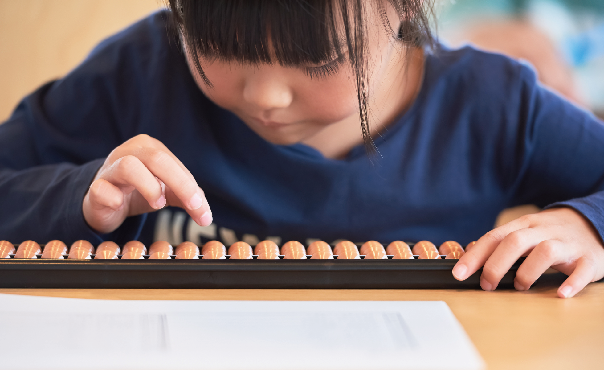 そろばんを使って計算する女の子
